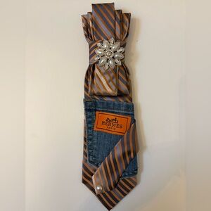 Striped tie with Brooch